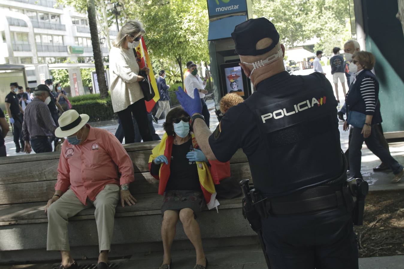 Un centenar de personas se manifiestan contra Pedro Sánchez en Sevilla