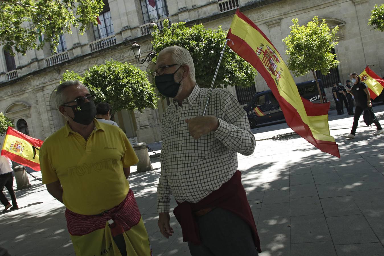 Un centenar de personas se manifiestan contra Pedro Sánchez en Sevilla