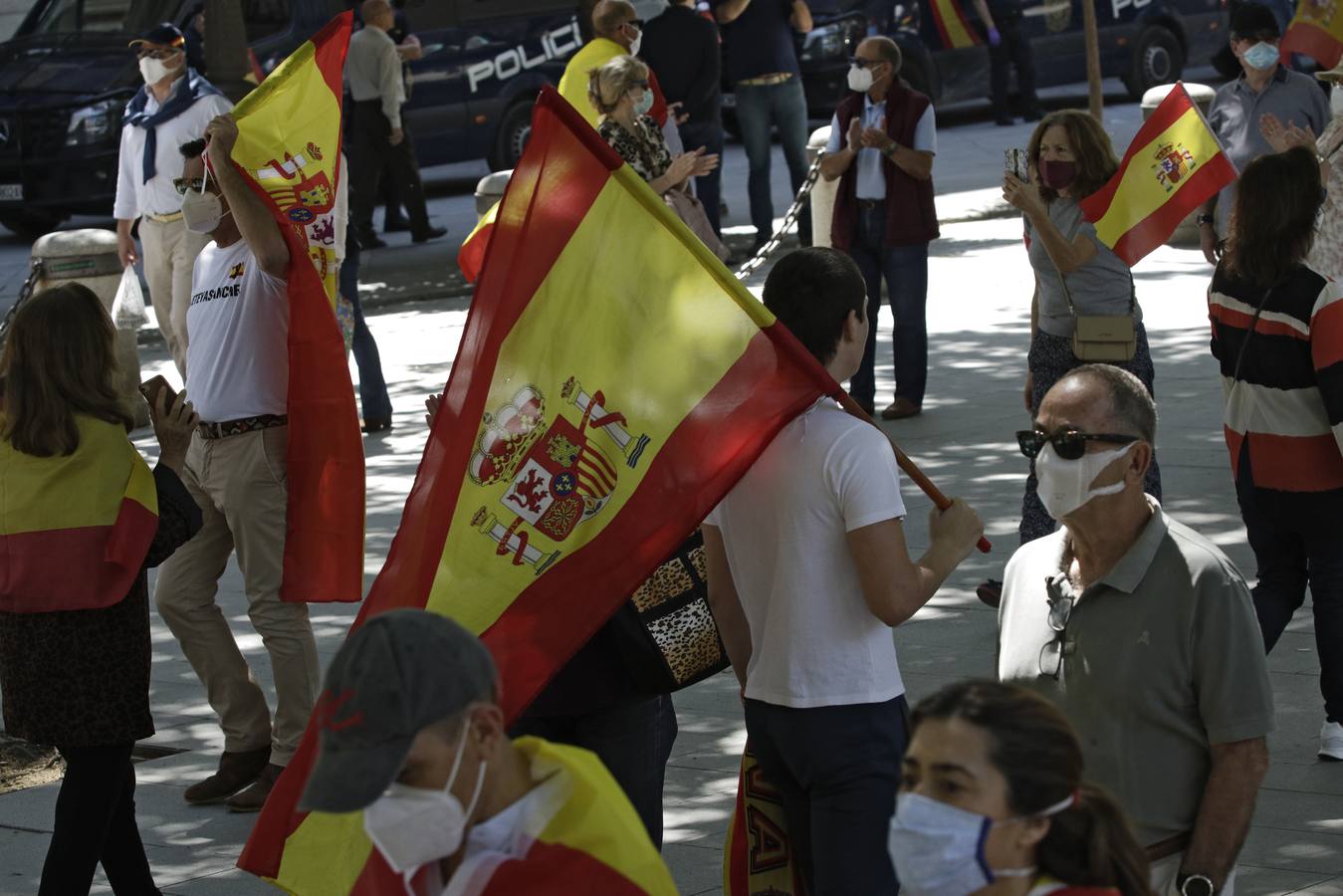 Un centenar de personas se manifiestan contra Pedro Sánchez en Sevilla