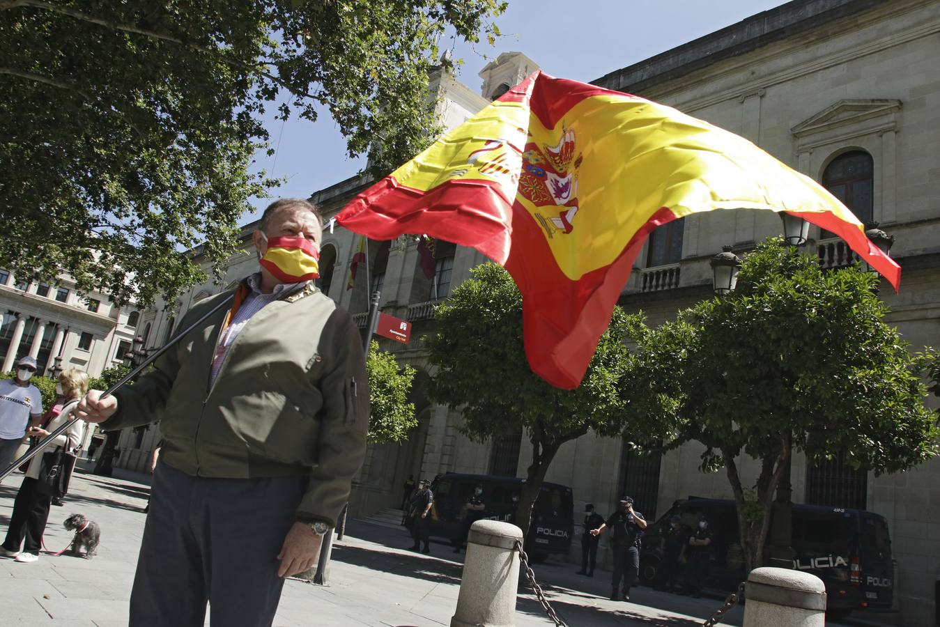 Un centenar de personas se manifiestan contra Pedro Sánchez en Sevilla