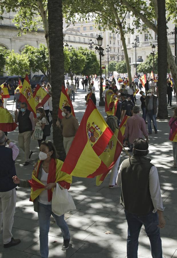 Un centenar de personas se manifiestan contra Pedro Sánchez en Sevilla