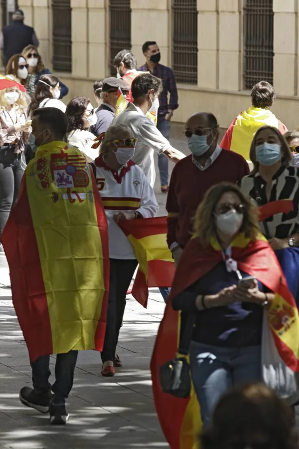 Un centenar de personas se manifiestan contra Pedro Sánchez en Sevilla