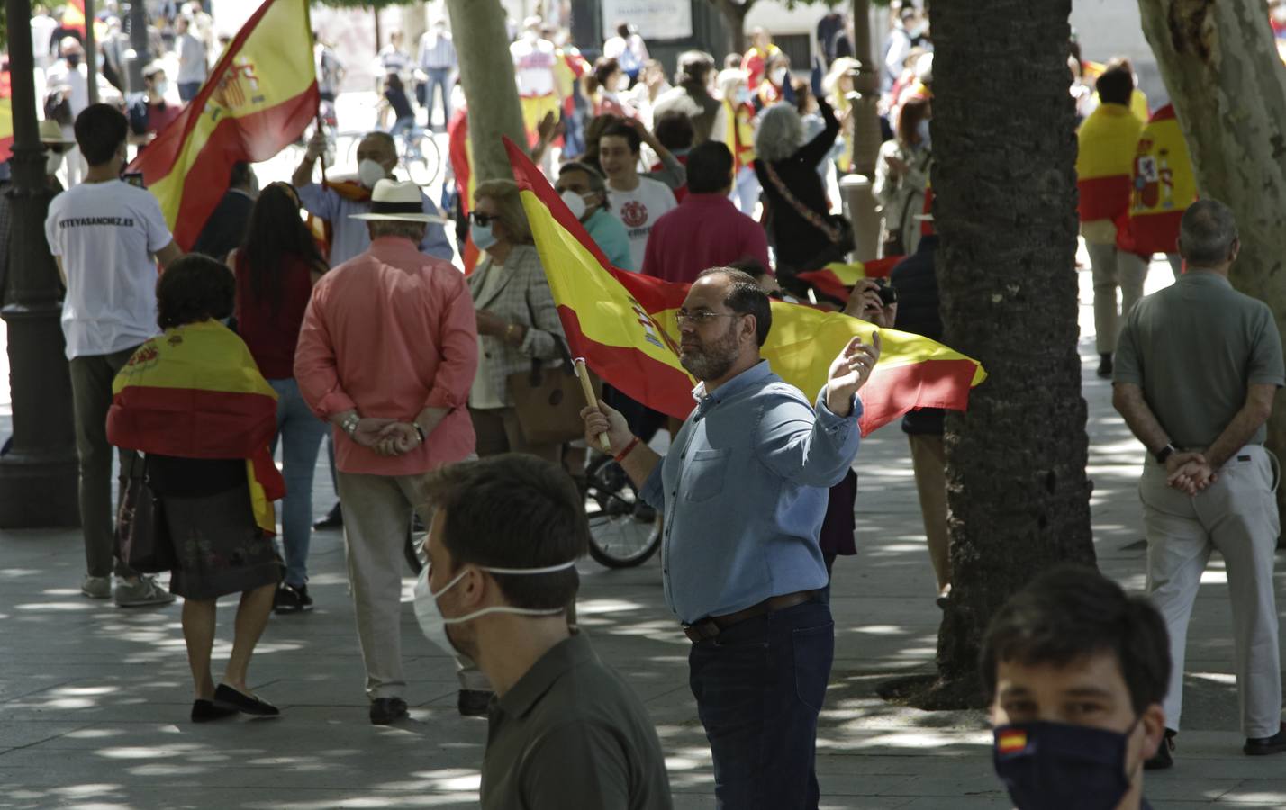 Un centenar de personas se manifiestan contra Pedro Sánchez en Sevilla