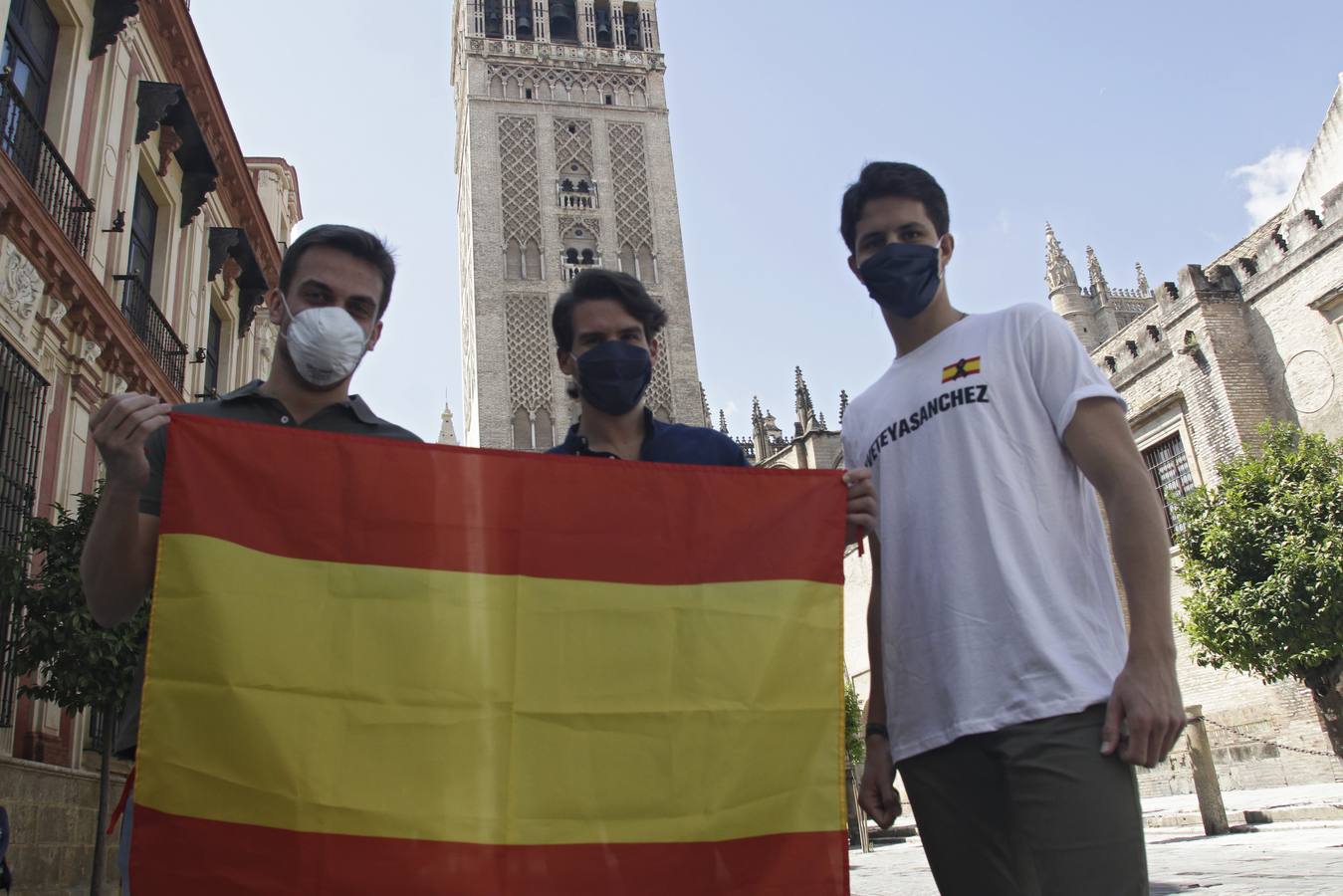 Un centenar de personas se manifiestan contra Pedro Sánchez en Sevilla