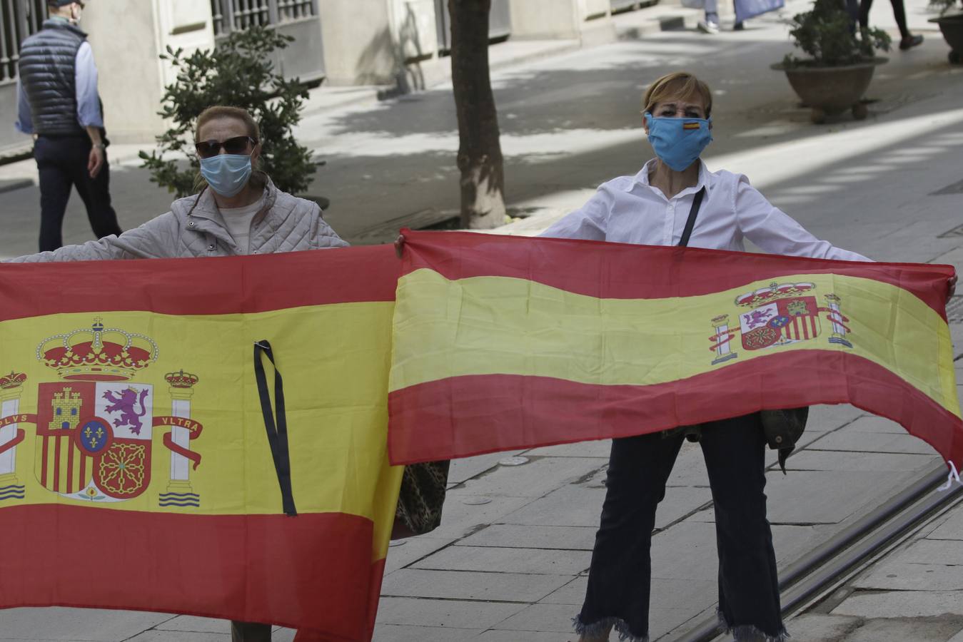 Un centenar de personas se manifiestan contra Pedro Sánchez en Sevilla