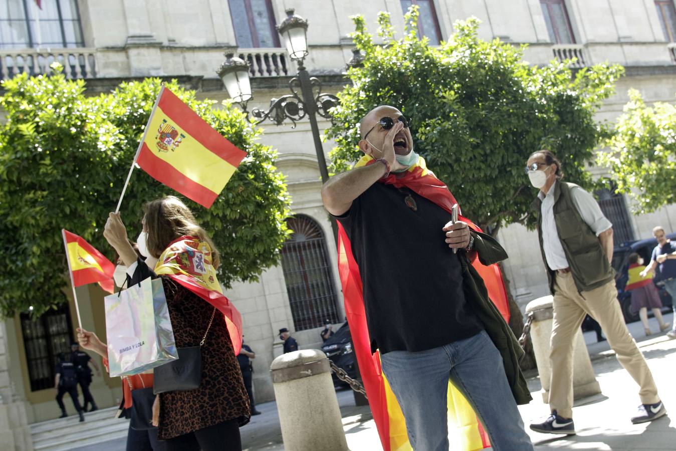 Un centenar de personas se manifiestan contra Pedro Sánchez en Sevilla