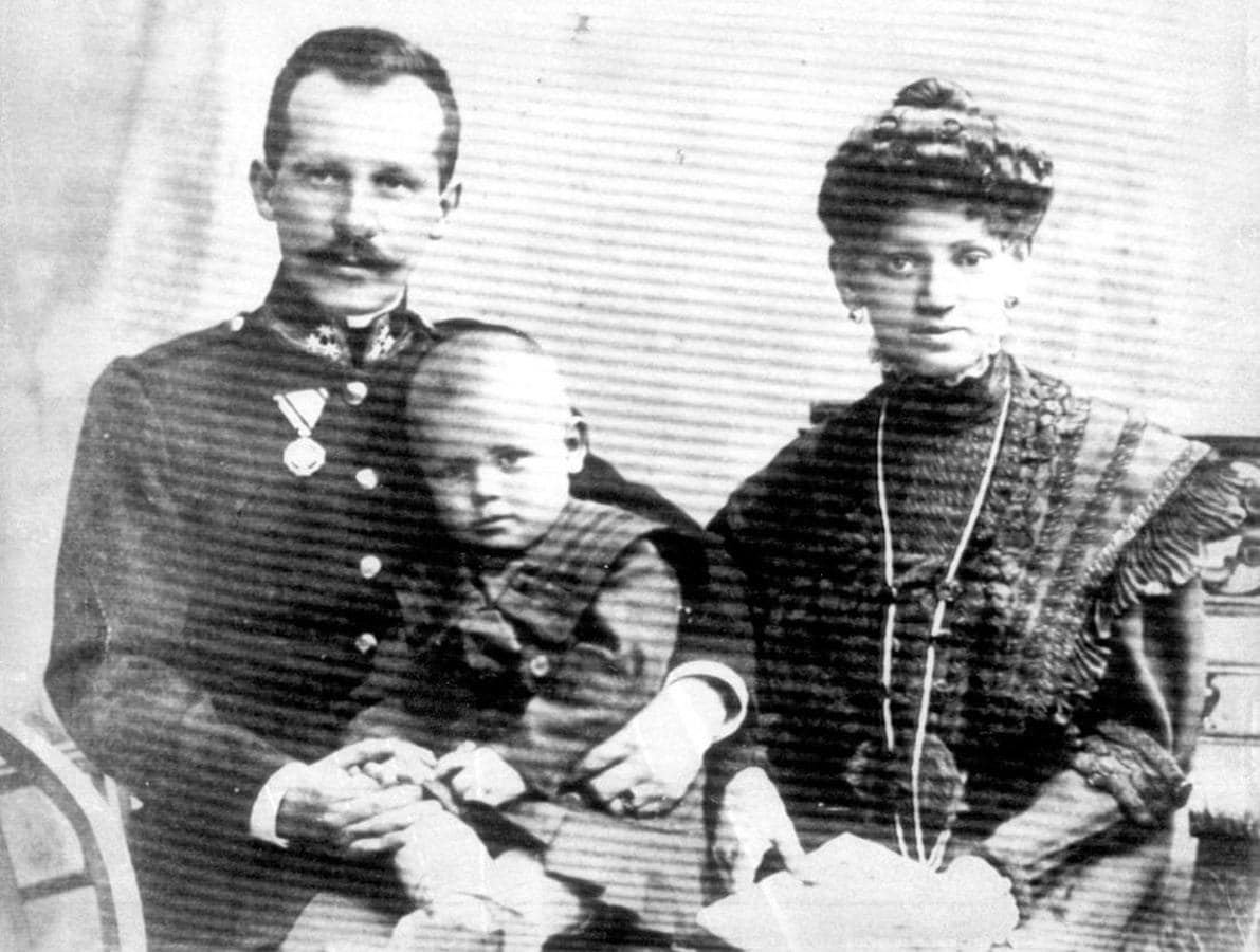Karol Józef Wojtyła (Juan Pablo II) con sus padres. Su madre falleció cuando él tan solo tenía nueve años y su padre en 1941. 