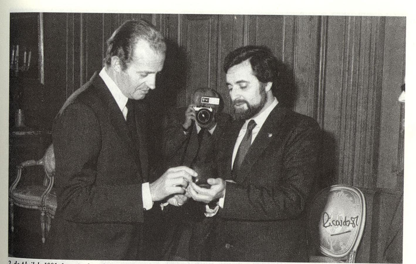 Don Juan Carlos saluda a Anguita en una audiencia en la Zarzuela en abril de 1981, tras el 23-F. Entonces era, además de alcalde, secretario general del PCE, cargo en el que estuvo una década (1988-1998)