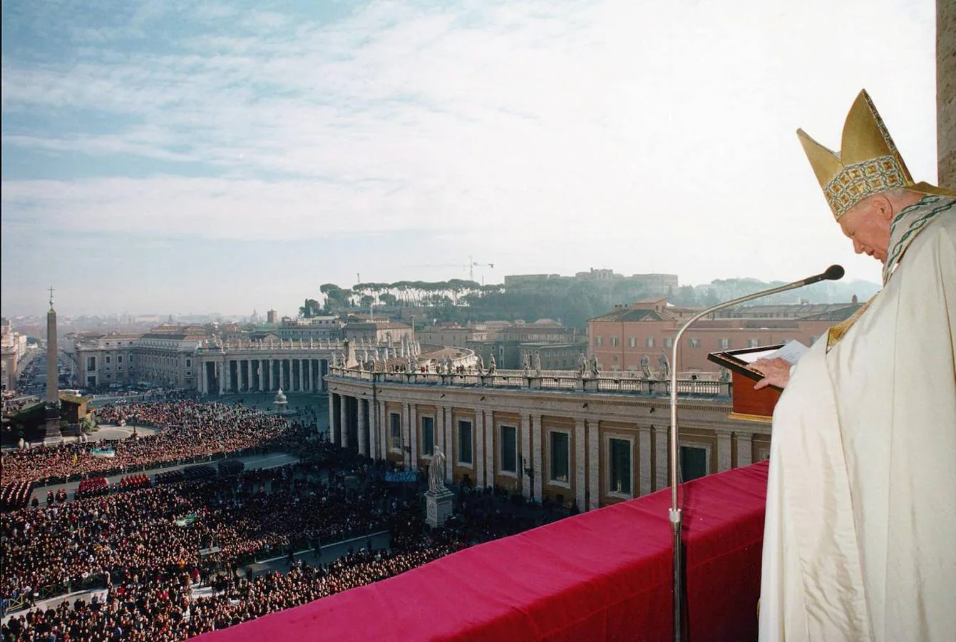 Imagen de archivo tomada el 25 de diciembre de 1997 que muestra al papa Juan Pablo II durante una misade Navidad en la plaza de San Pedro del Vaticano. 