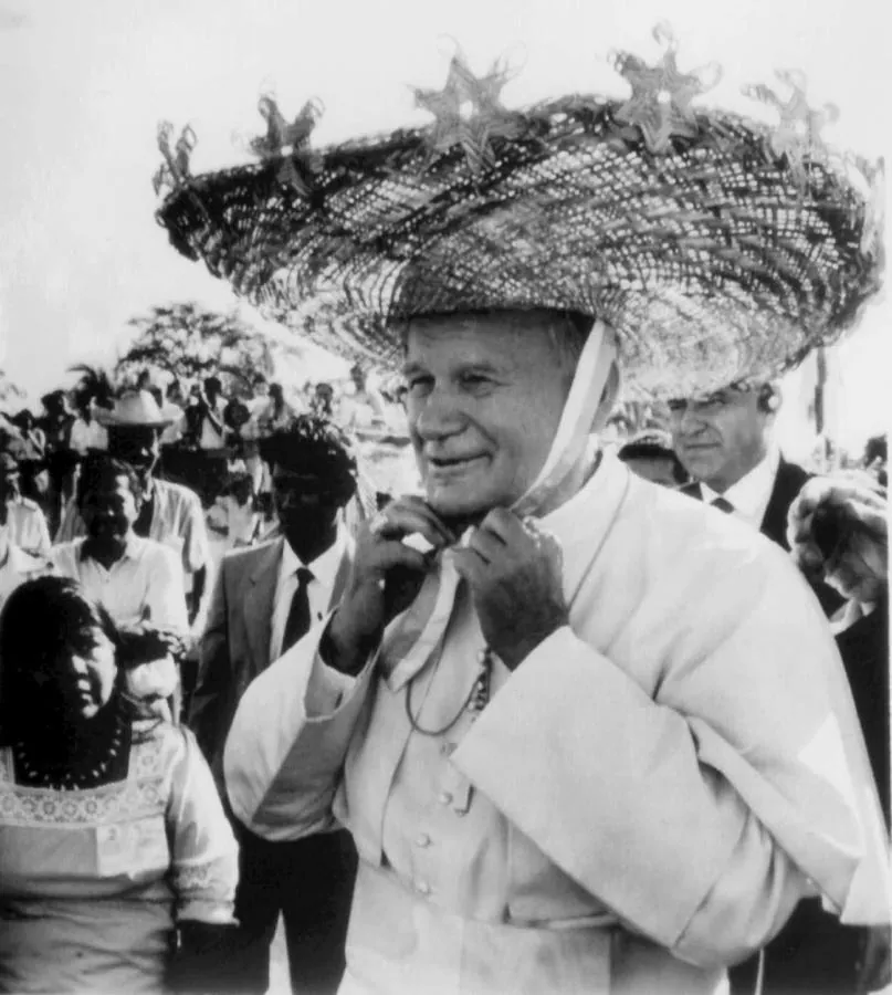 El papa Juan Pablo II en 1986 con un sombrero de artesanía local durante su visita a Colombia. 