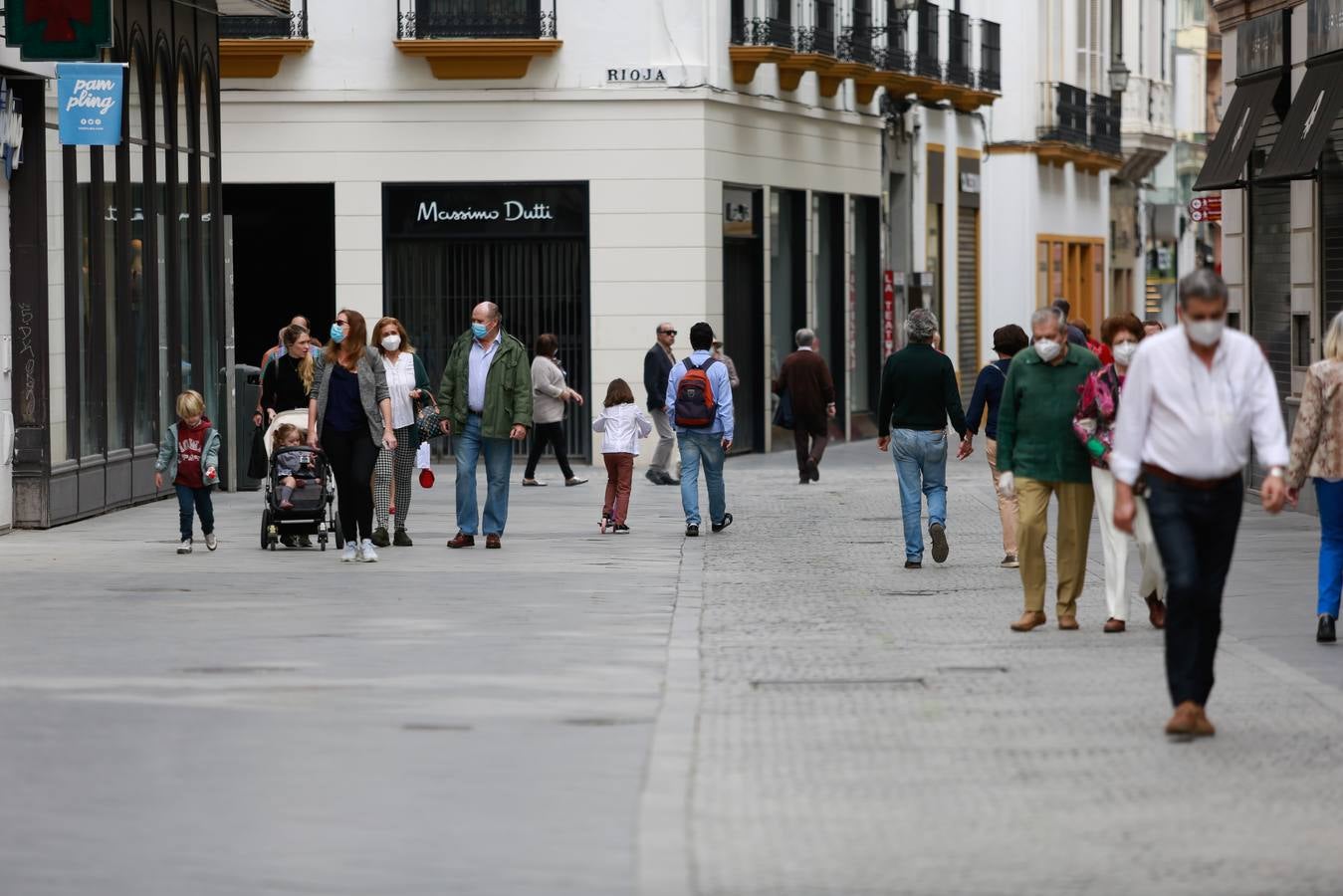 En imágenes, cada vez más ambiente en las calles de Triana y el Centro