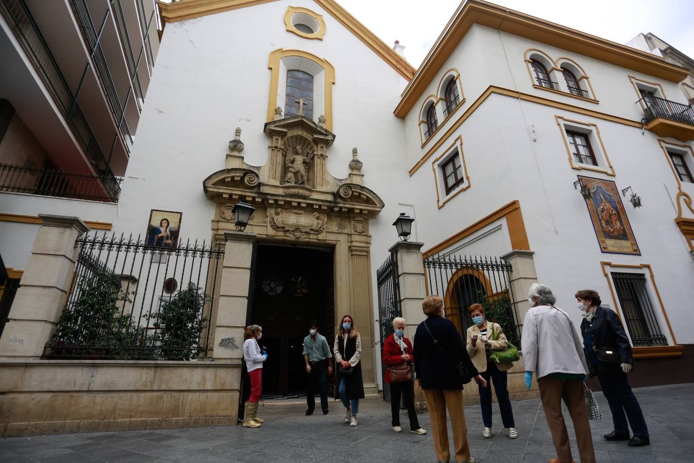 En imágenes, cada vez más ambiente en las calles de Triana y el Centro