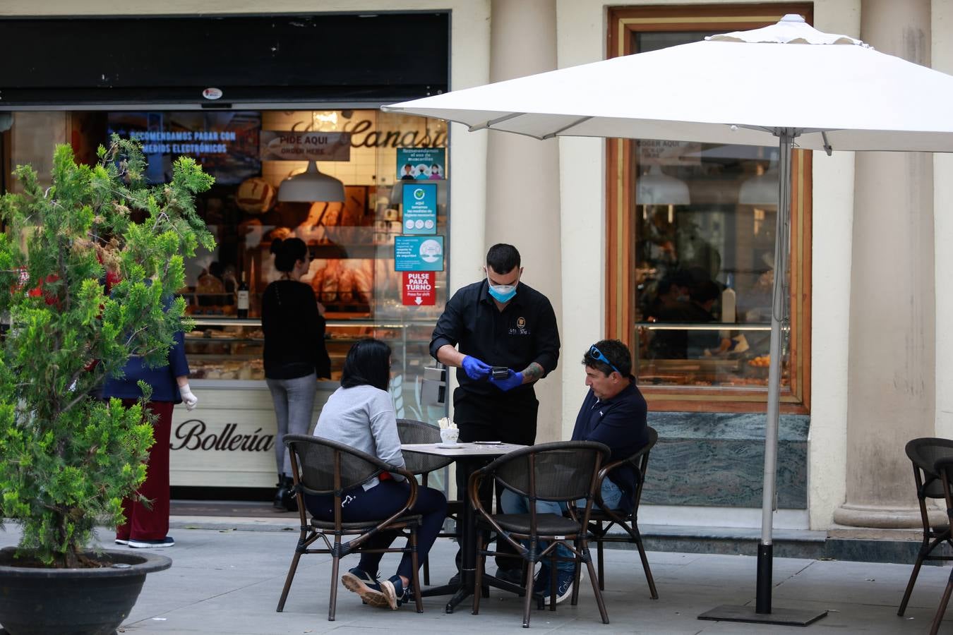 En imágenes, cada vez más ambiente en las calles de Triana y el Centro