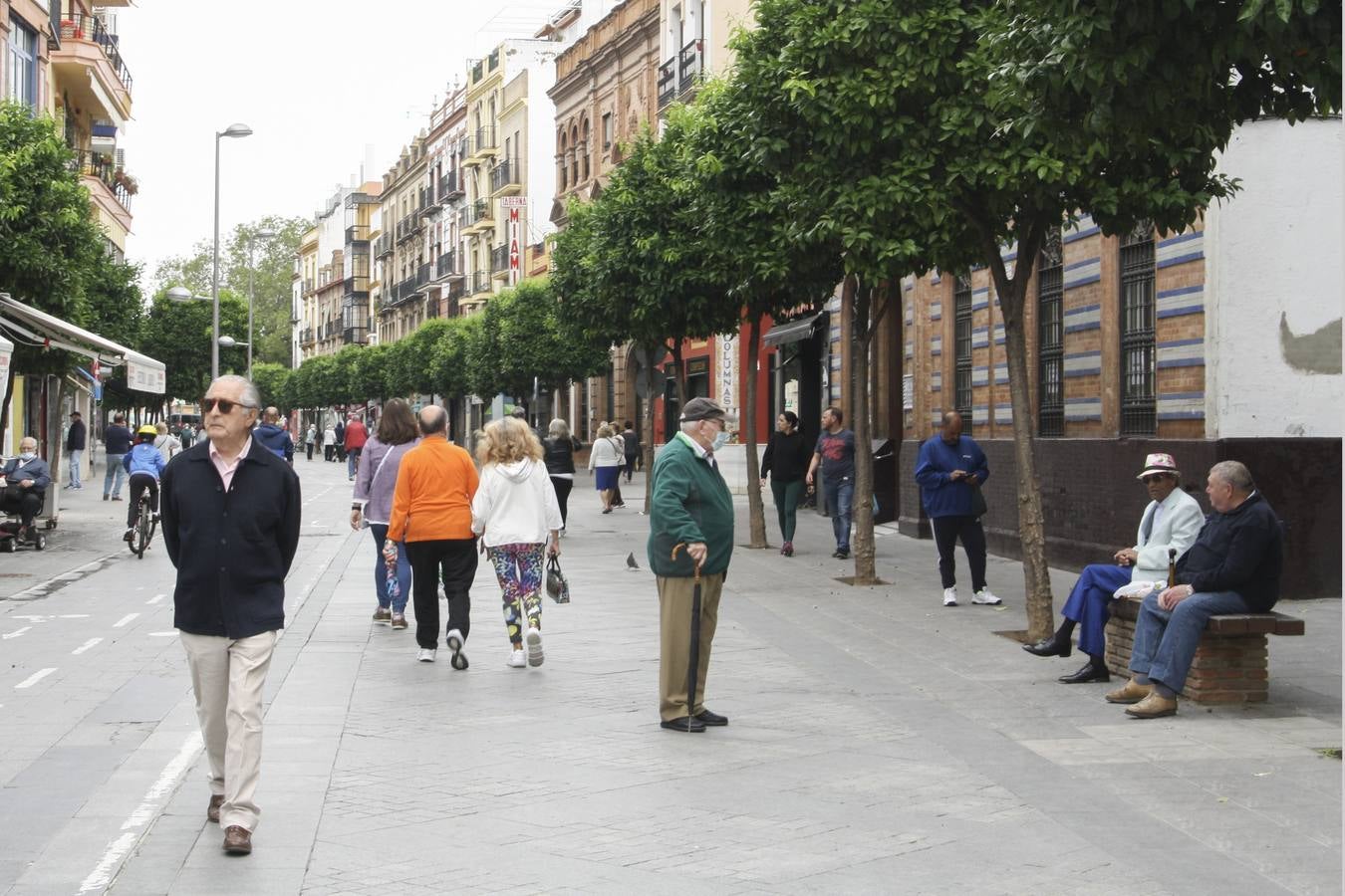 En imágenes, cada vez más ambiente en las calles de Triana y el Centro