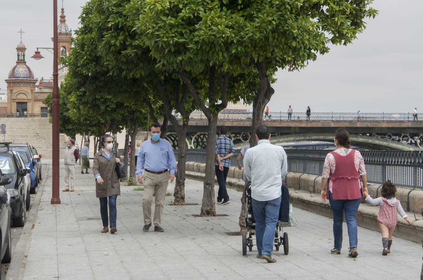 En imágenes, cada vez más ambiente en las calles de Triana y el Centro