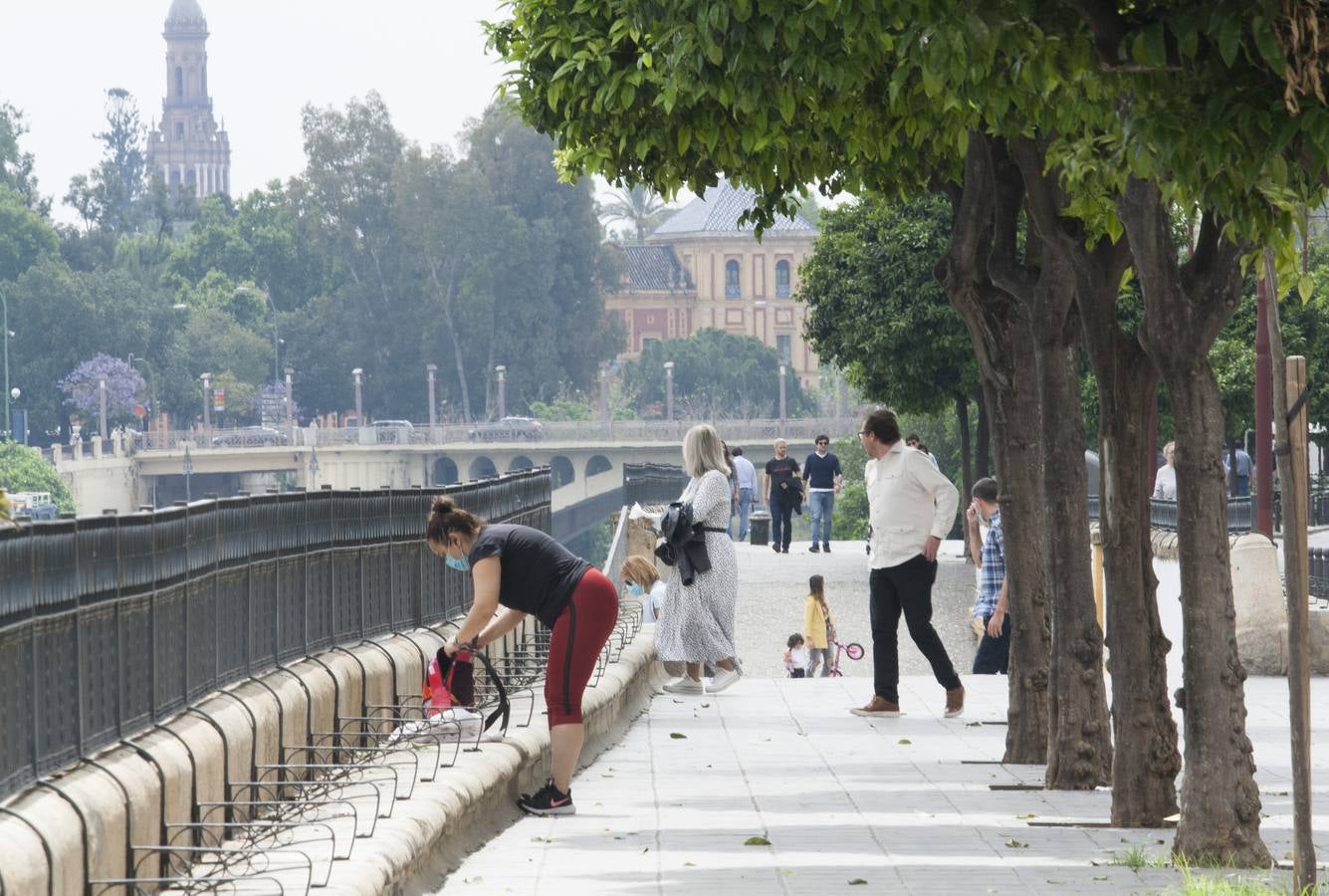 En imágenes, cada vez más ambiente en las calles de Triana y el Centro