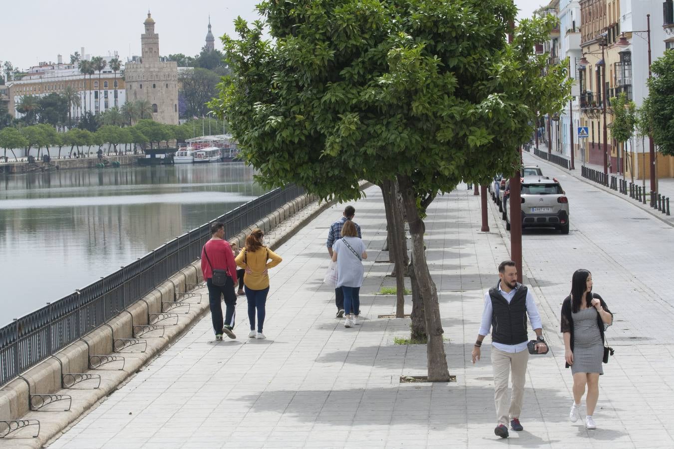 En imágenes, cada vez más ambiente en las calles de Triana y el Centro