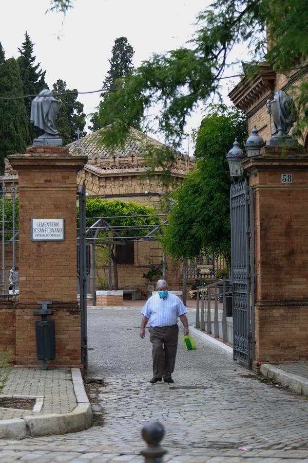 En imágenes, asistencia al cementerio de Sevilla aprovechando la nueva fase