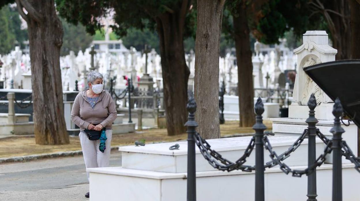 En imágenes, asistencia al cementerio de Sevilla aprovechando la nueva fase