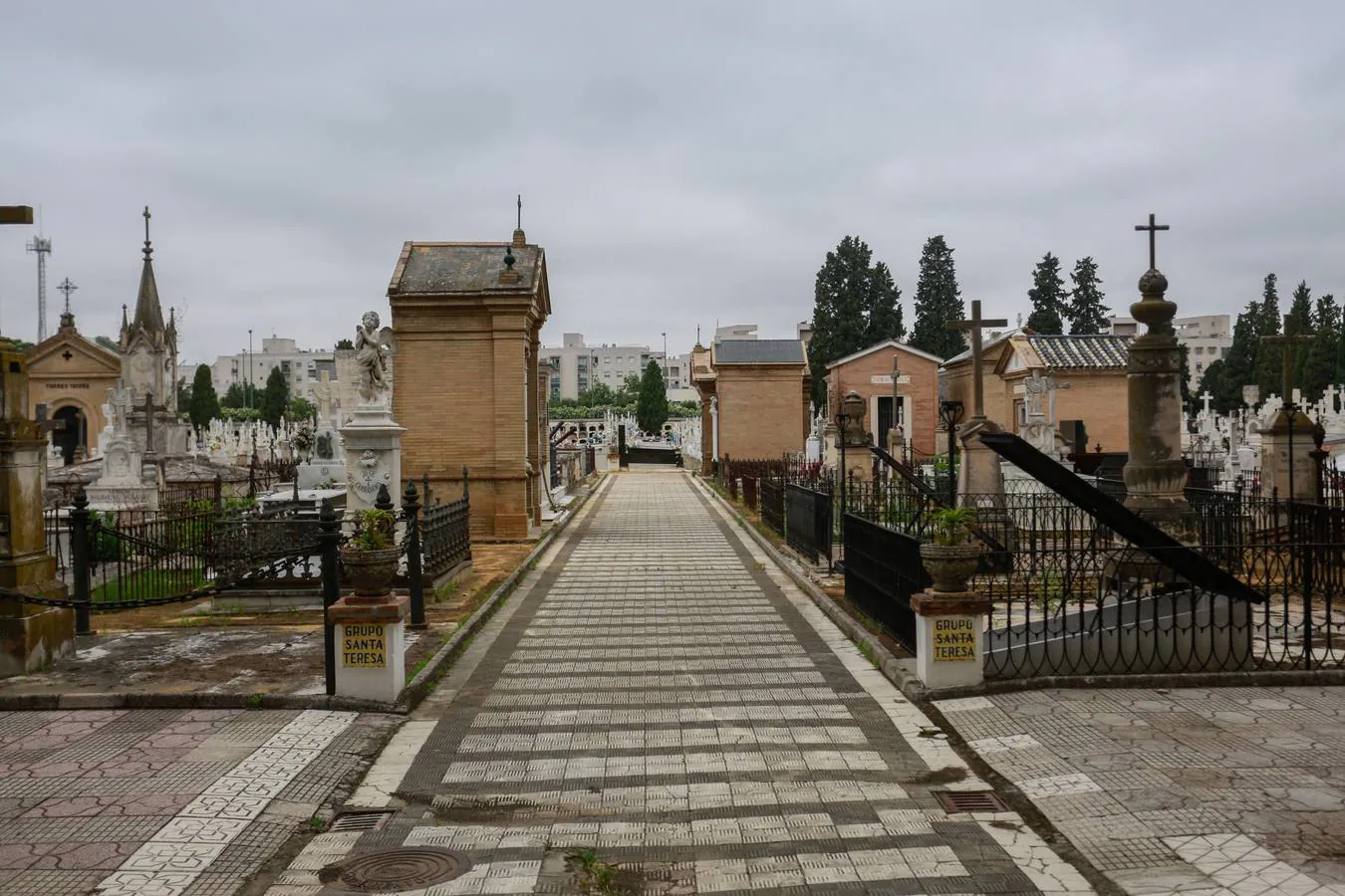 En imágenes, asistencia al cementerio de Sevilla aprovechando la nueva fase
