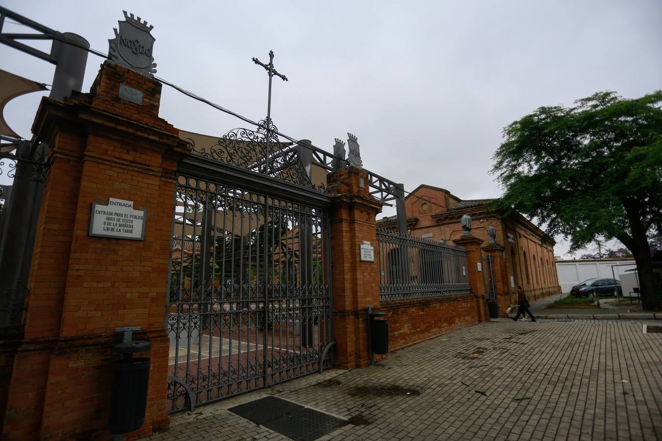 En imágenes, asistencia al cementerio de Sevilla aprovechando la nueva fase