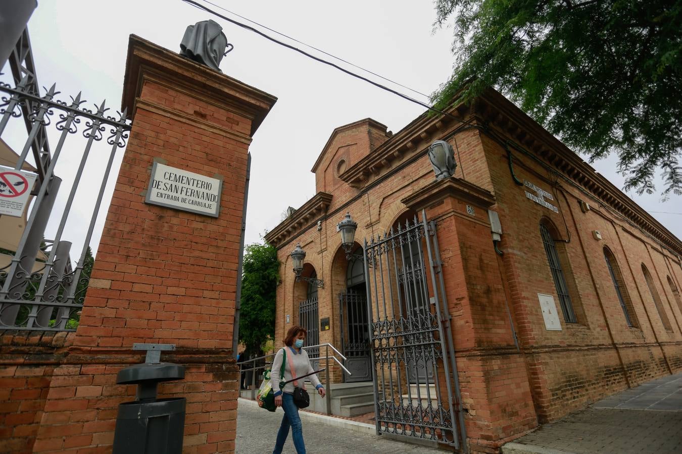 En imágenes, asistencia al cementerio de Sevilla aprovechando la nueva fase