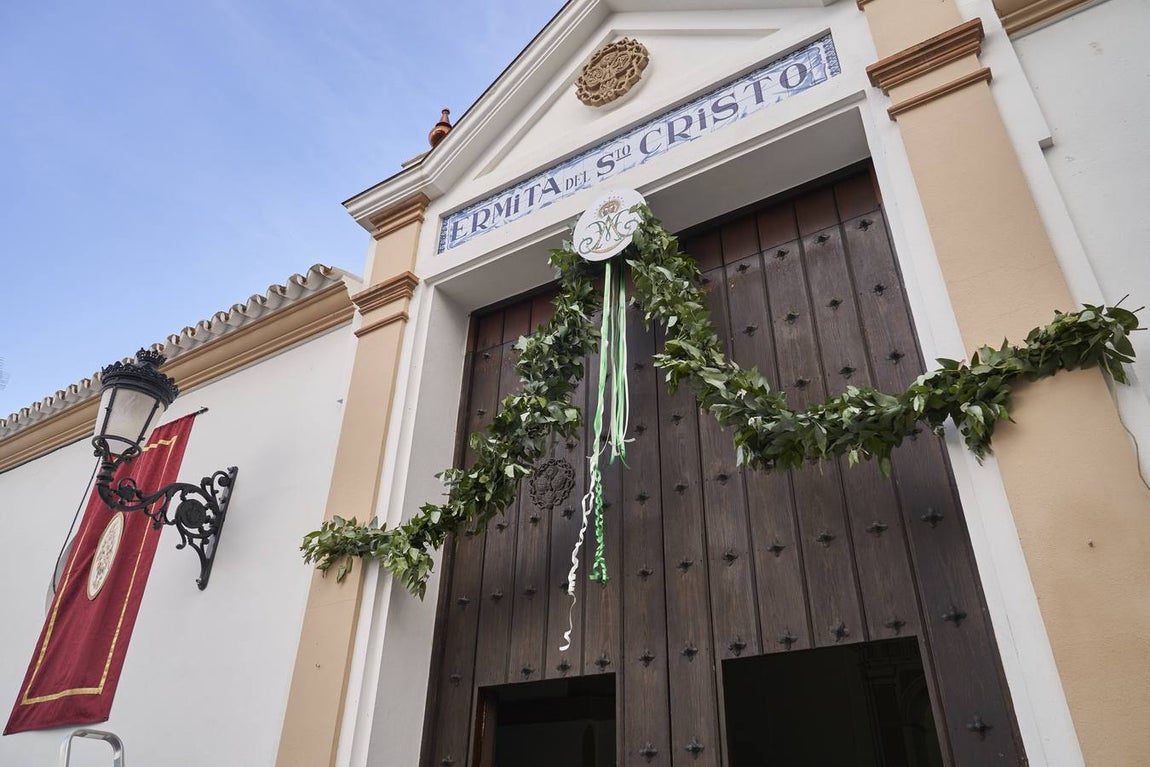 Almonte se engalana pese a no ver a la Virgen del Rocío por sus calles