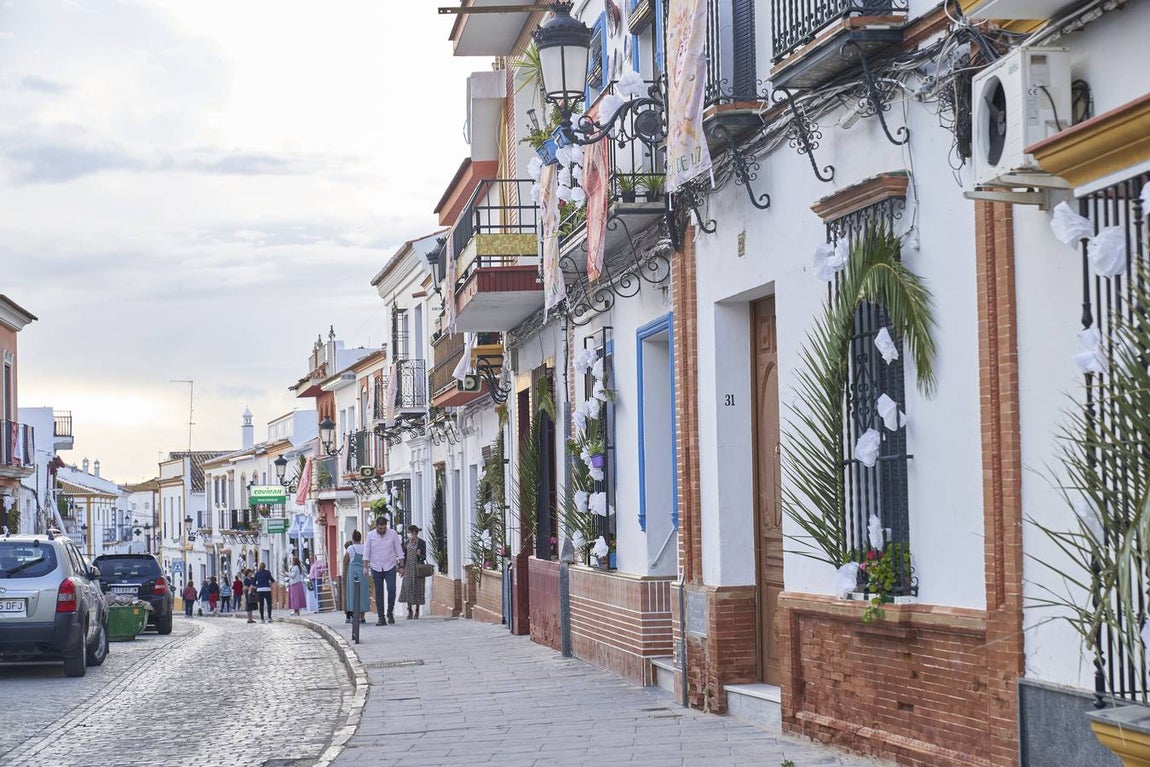 Almonte se engalana pese a no ver a la Virgen del Rocío por sus calles