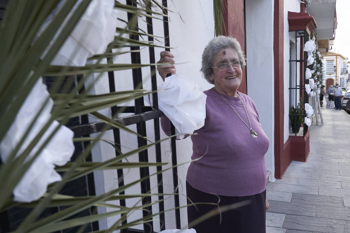 Almonte se engalana pese a no ver a la Virgen del Rocío por sus calles