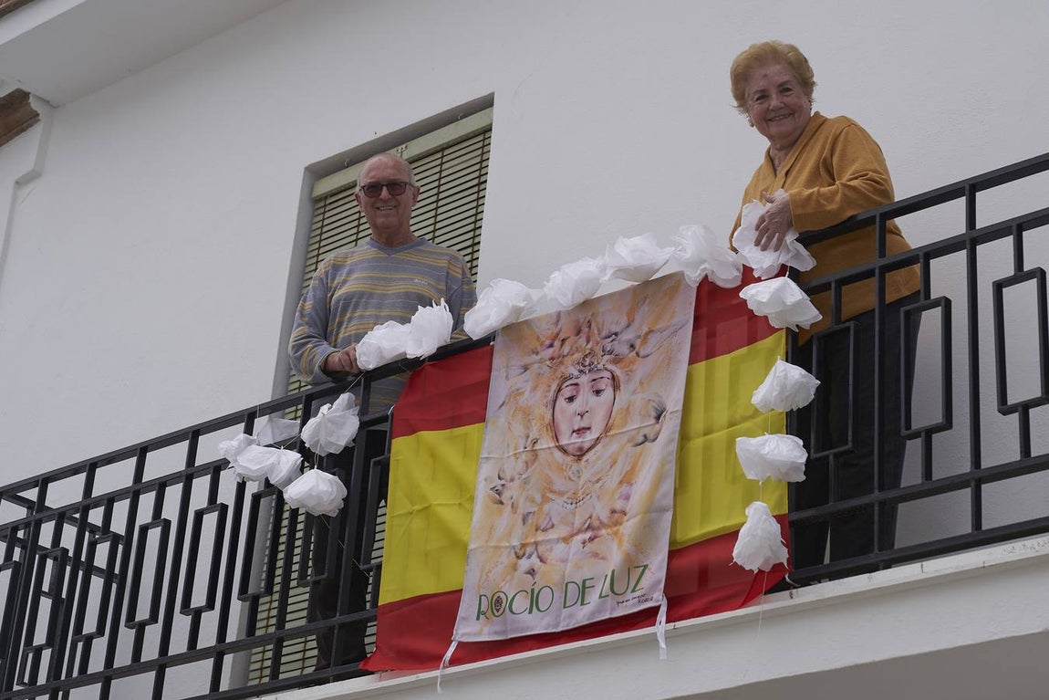 Almonte se engalana pese a no ver a la Virgen del Rocío por sus calles