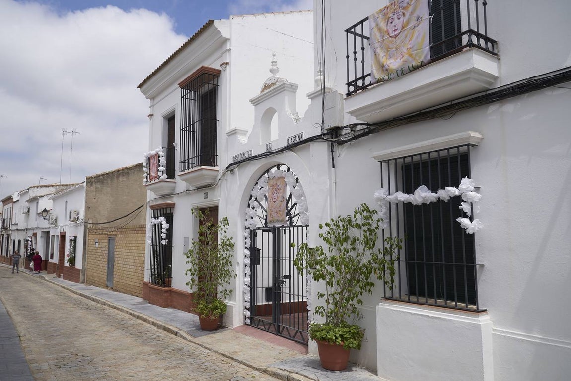 Almonte se engalana pese a no ver a la Virgen del Rocío por sus calles
