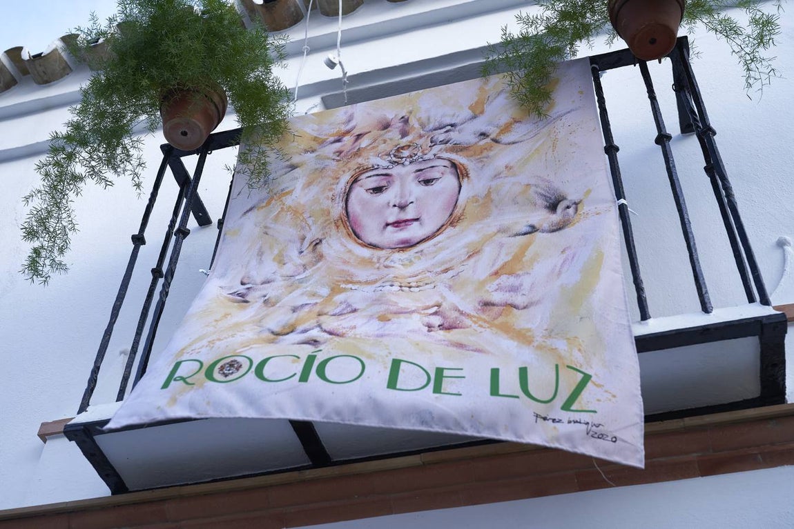 Almonte se engalana pese a no ver a la Virgen del Rocío por sus calles