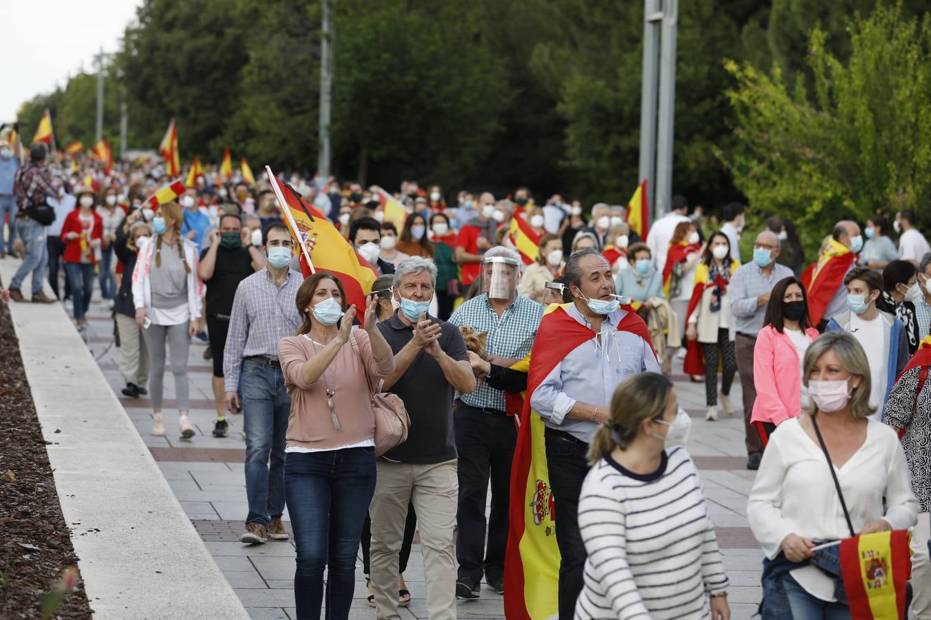 En imágenes, centenares de cordobeses protestan contra Sánchez en el Vial