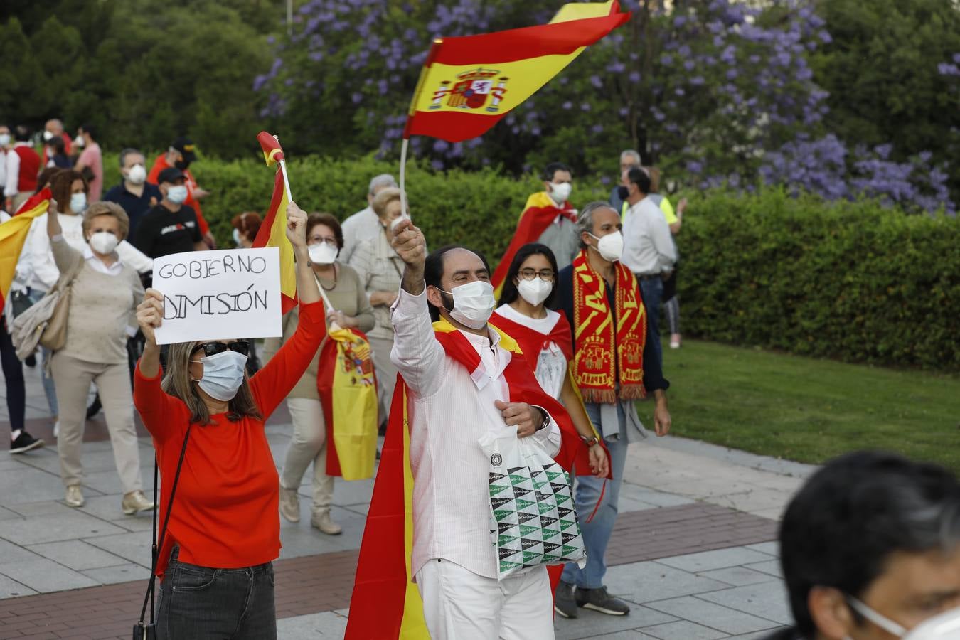 En imágenes, centenares de cordobeses protestan contra Sánchez en el Vial