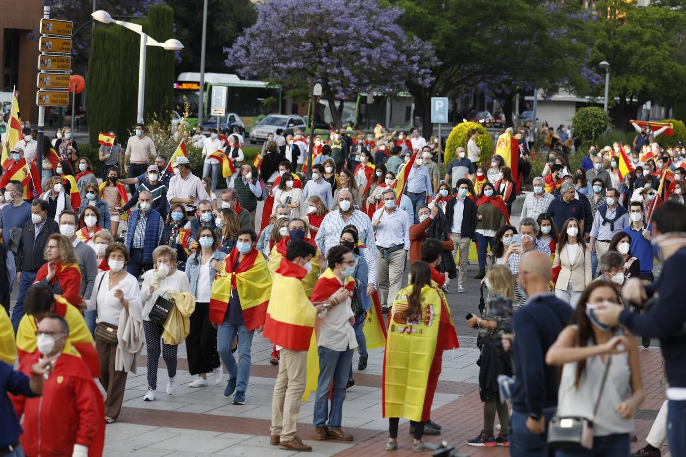 En imágenes, centenares de cordobeses protestan contra Sánchez en el Vial