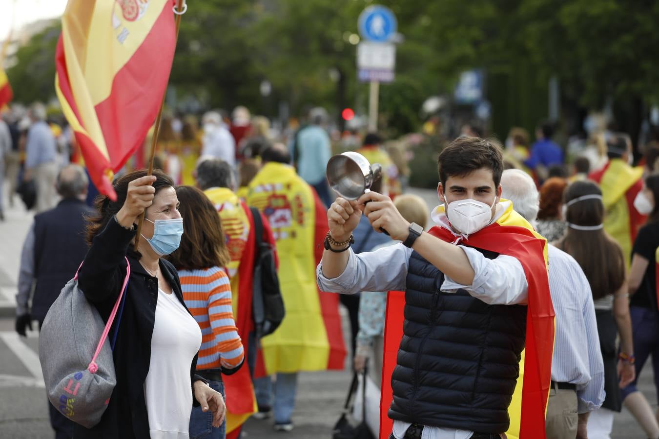 En imágenes, centenares de cordobeses protestan contra Sánchez en el Vial