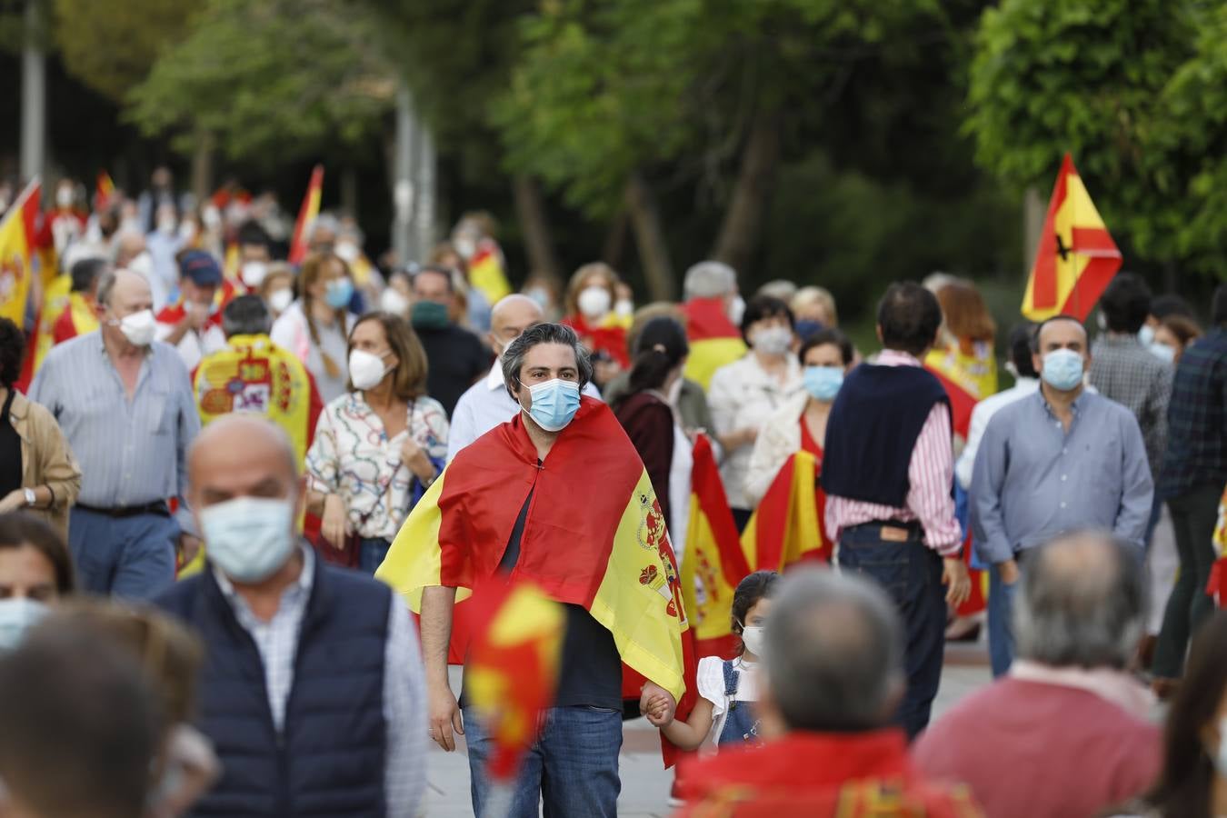 En imágenes, centenares de cordobeses protestan contra Sánchez en el Vial