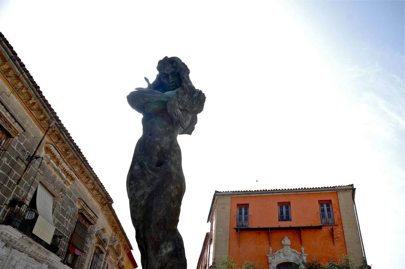 Monumento a Lola Flores en Jerez. 