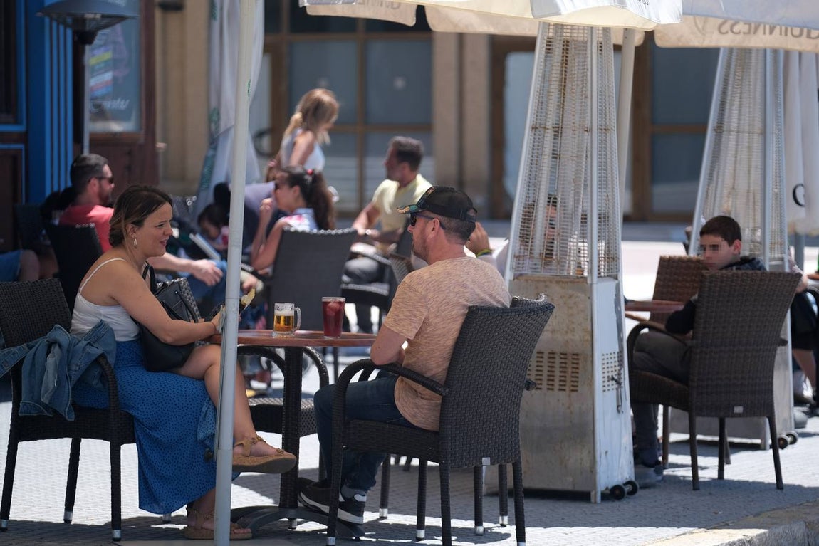 FOTOS: Cádiz llena paseos y terrazas en la «nueva normalidad» de la Fase 1