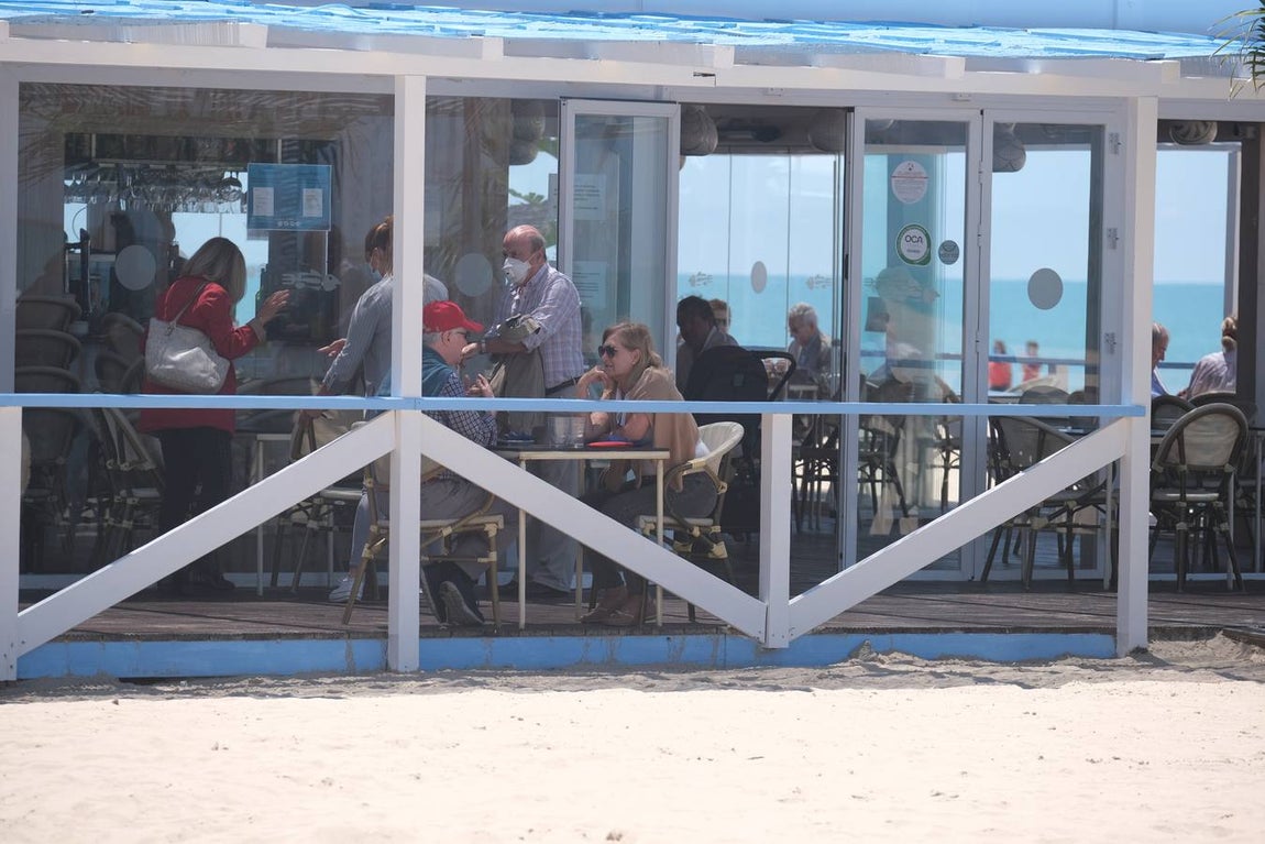 FOTOS: Cádiz llena paseos y terrazas en la «nueva normalidad» de la Fase 1