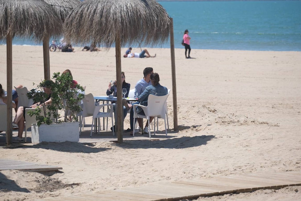FOTOS: Cádiz llena paseos y terrazas en la «nueva normalidad» de la Fase 1