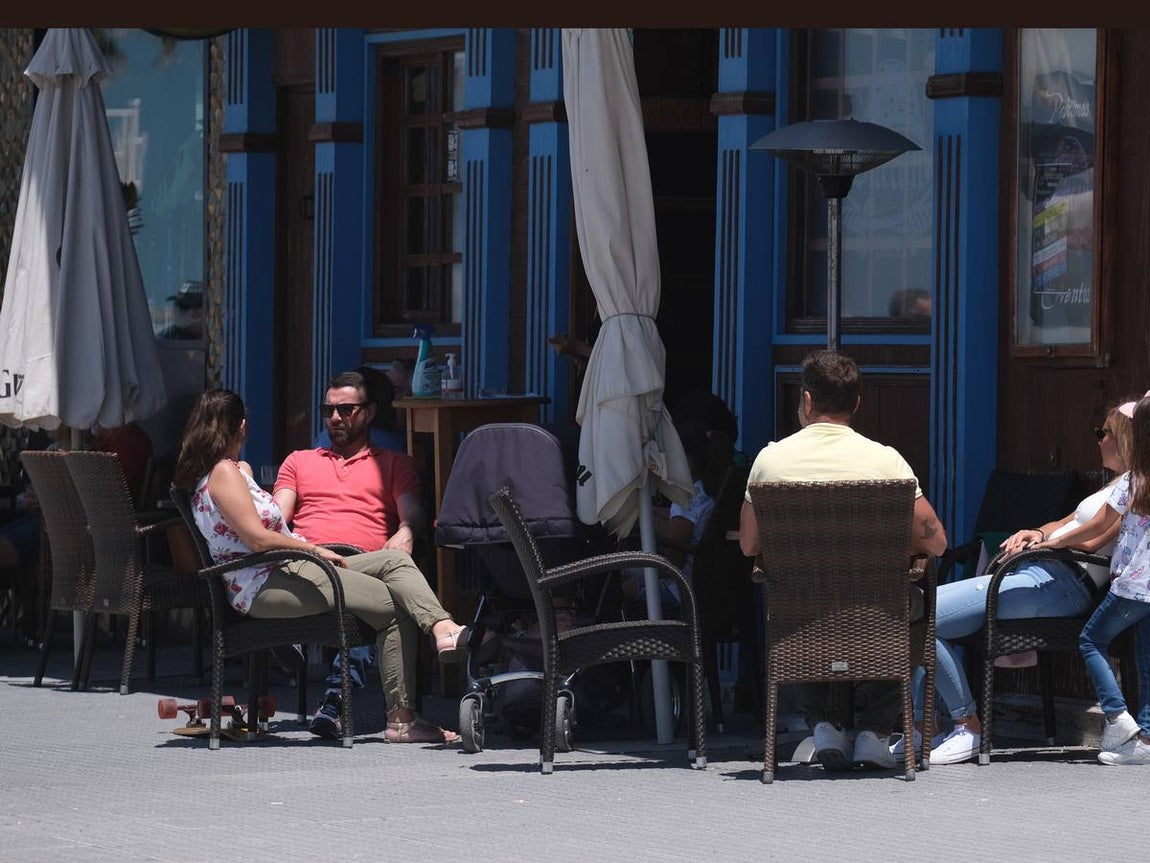 FOTOS: Cádiz llena paseos y terrazas en la «nueva normalidad» de la Fase 1