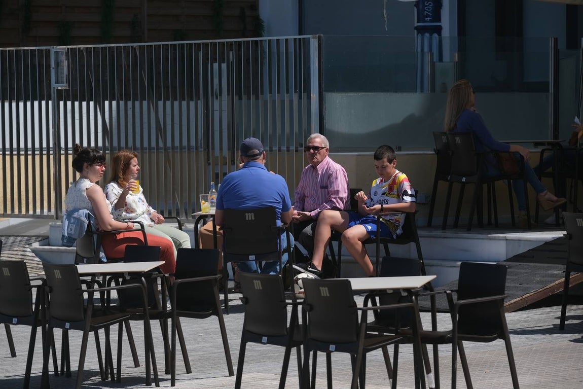 FOTOS: Cádiz llena paseos y terrazas en la «nueva normalidad» de la Fase 1