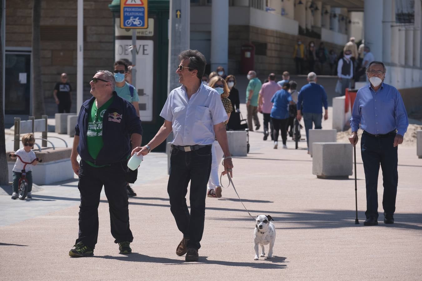 FOTOS: Cádiz llena paseos y terrazas en la «nueva normalidad» de la Fase 1