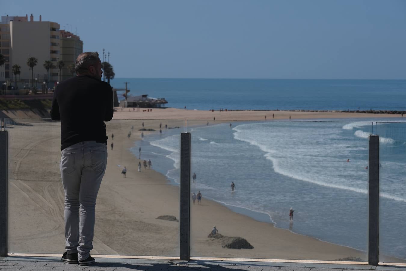 FOTOS: Cádiz llena paseos y terrazas en la «nueva normalidad» de la Fase 1