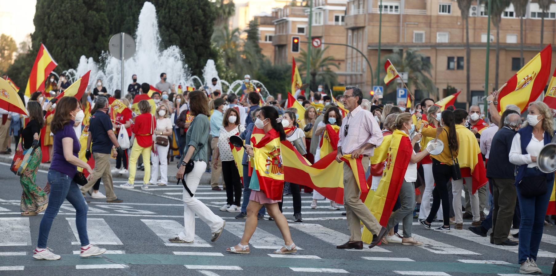 Protesta en Sevilla contra el presidente Pedro Sánchez, en imágenes