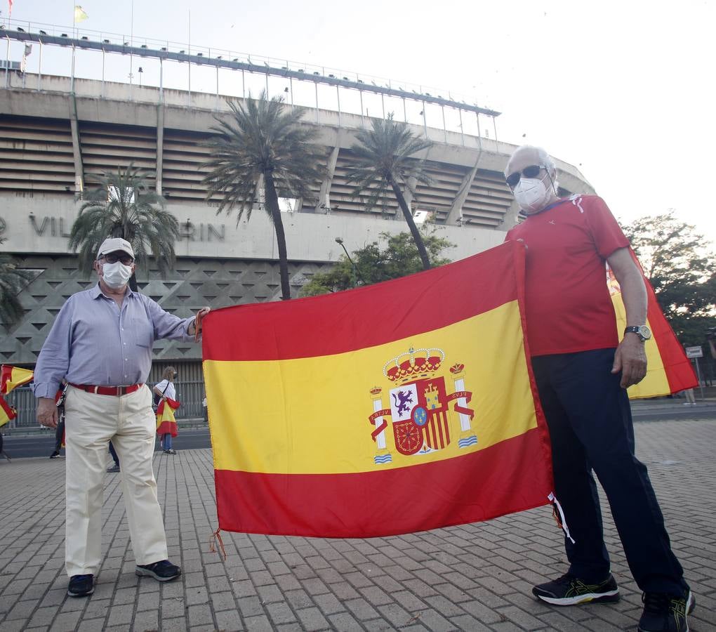 Protesta en Sevilla contra el presidente Pedro Sánchez, en imágenes