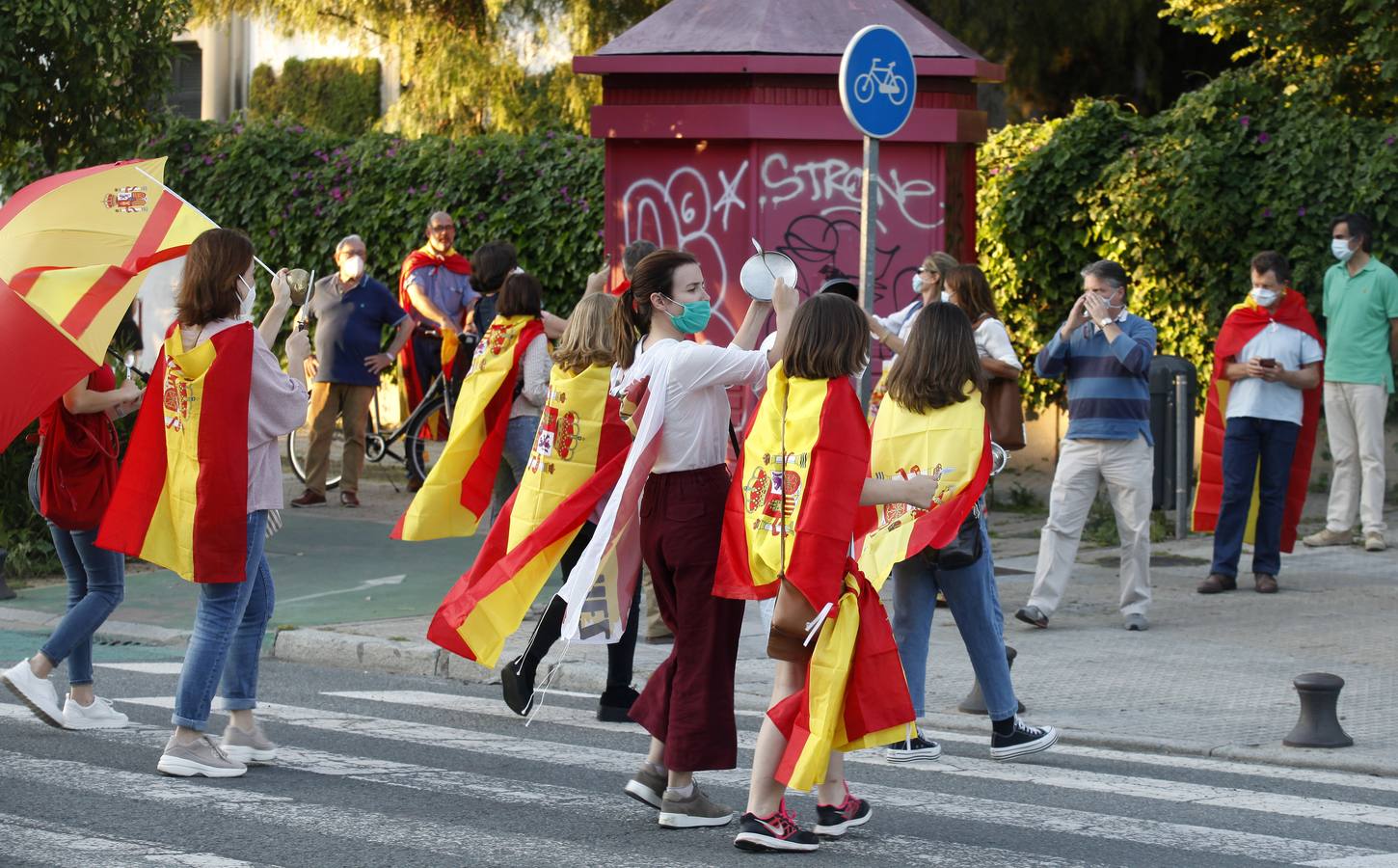 Protesta en Sevilla contra el presidente Pedro Sánchez, en imágenes