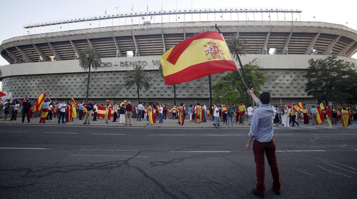 Protesta en Sevilla contra el presidente Pedro Sánchez, en imágenes