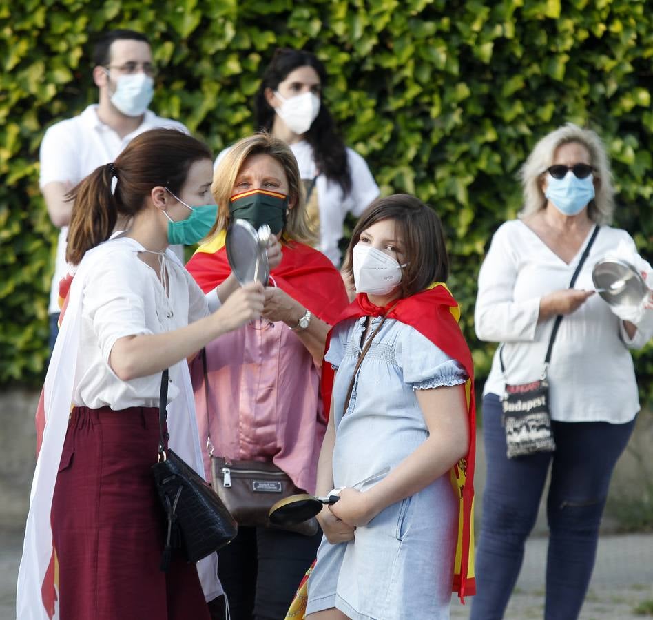 Protesta en Sevilla contra el presidente Pedro Sánchez, en imágenes